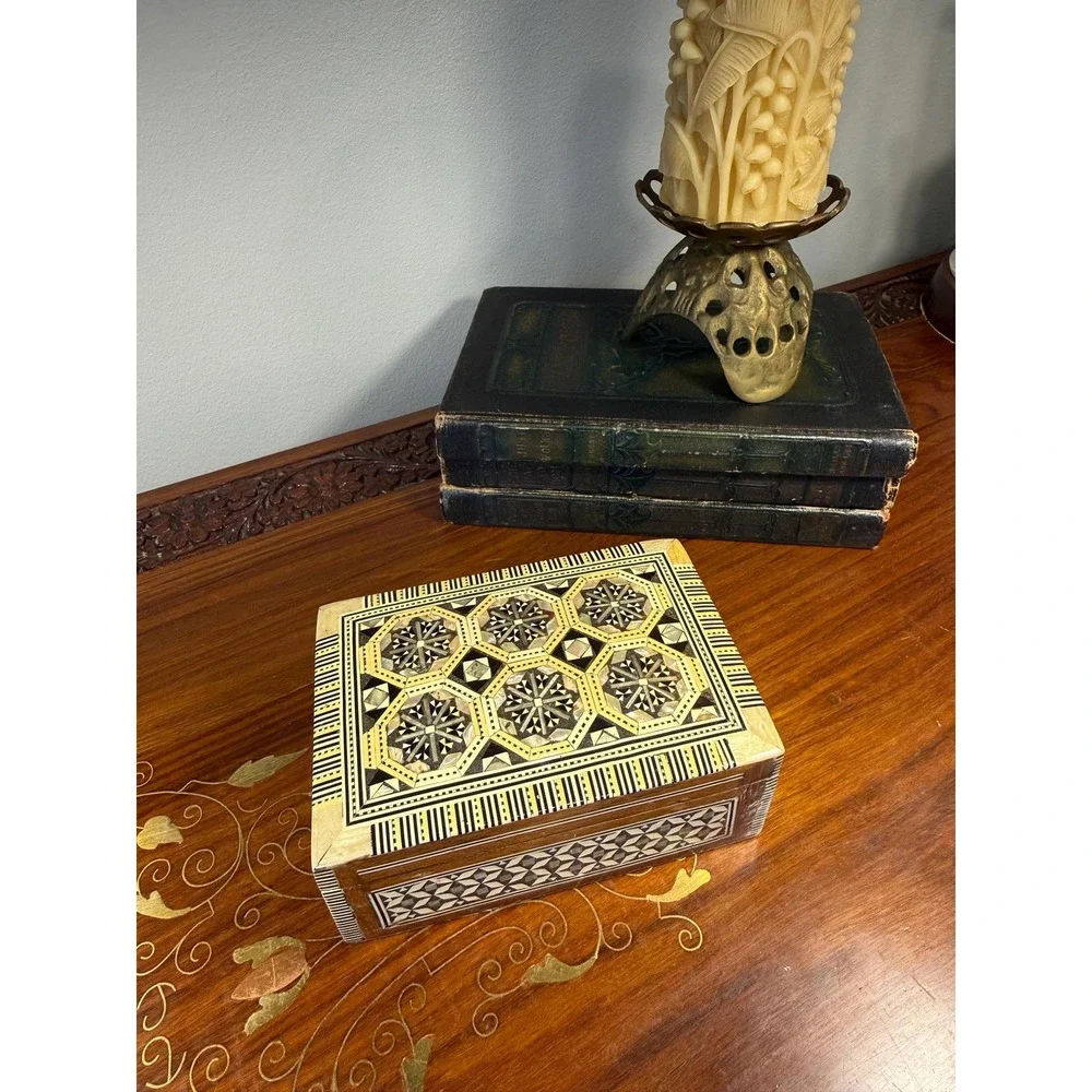 Vintage Marquetry Mother of Pearl‎ Box
